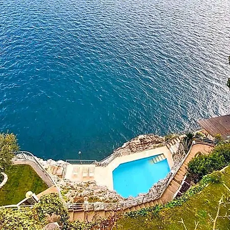 Hotel Eris: A Picco Sul Mare Con Piscina E 5*