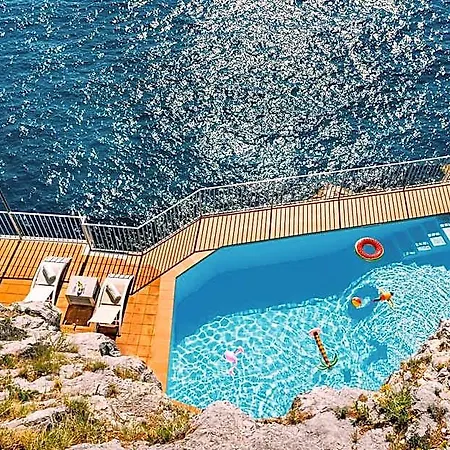 Eris: A Picco Sul Mare Con Piscina E Hotel Amalfi
