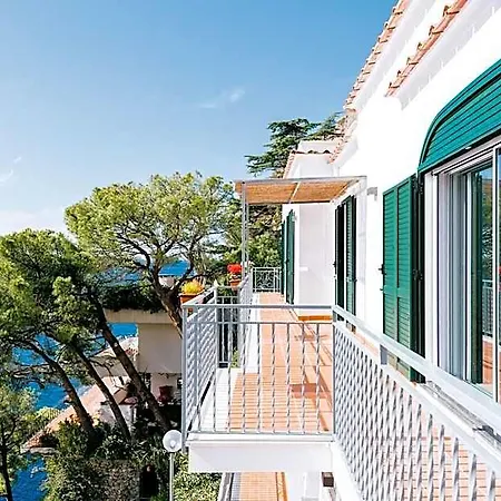 Eris: A Picco Sul Mare Con Piscina E Hotel