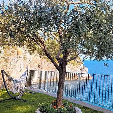 Hotel Eris: A Picco Sul Mare Con Piscina E 5*