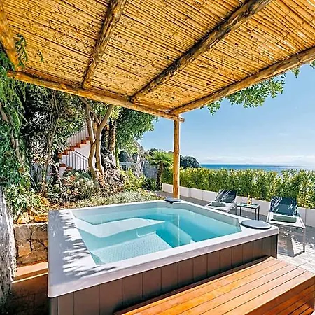 Hotel Eris: A Picco Sul Mare Con Piscina E