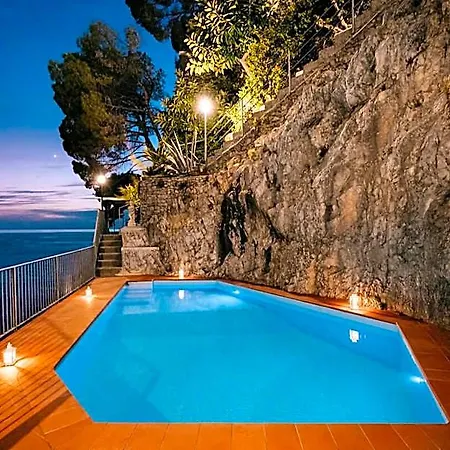 Hotel Eris: A Picco Sul Mare Con Piscina E
