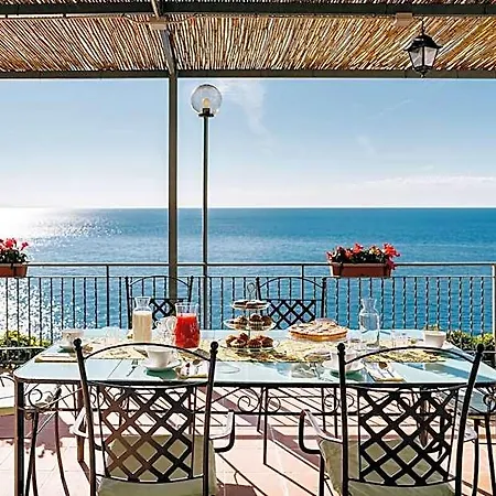 Eris: A Picco Sul Mare Con Piscina E Hotel Amalfi