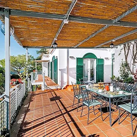 Eris: A Picco Sul Mare Con Piscina E Hotel 5*