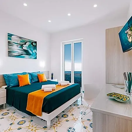 Hotel Eris: A Picco Sul Mare Con Piscina E 5*