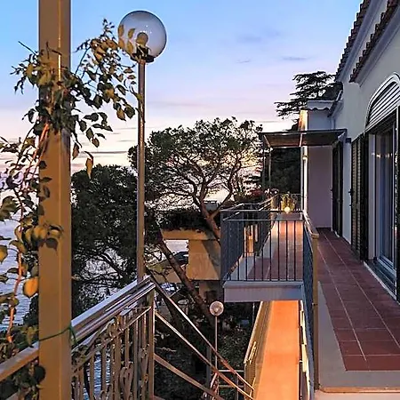 Hotel Eris: A Picco Sul Mare Con Piscina E