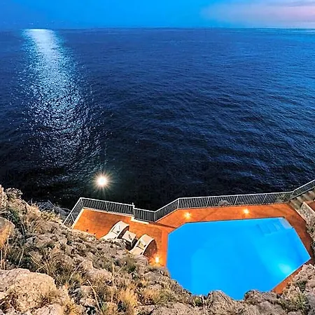 Eris: A Picco Sul Mare Con Piscina E Hotel 5*