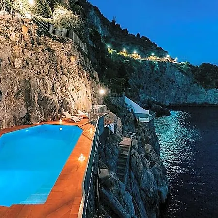 Hotel Eris: A Picco Sul Mare Con Piscina E