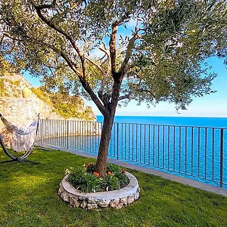 Eris: A Picco Sul Mare Con Piscina E Hotel