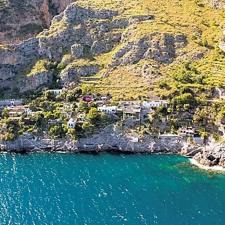 Hotel Eris: A Picco Sul Mare Con Piscina E 5*